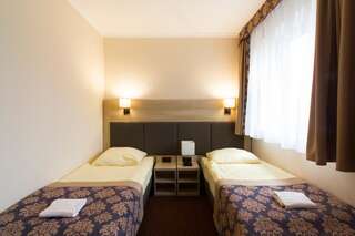 Мотели Motel DB2000 Билгорай Двухместный номер с 2 отдельными кроватями и общей ванной комнатой-2